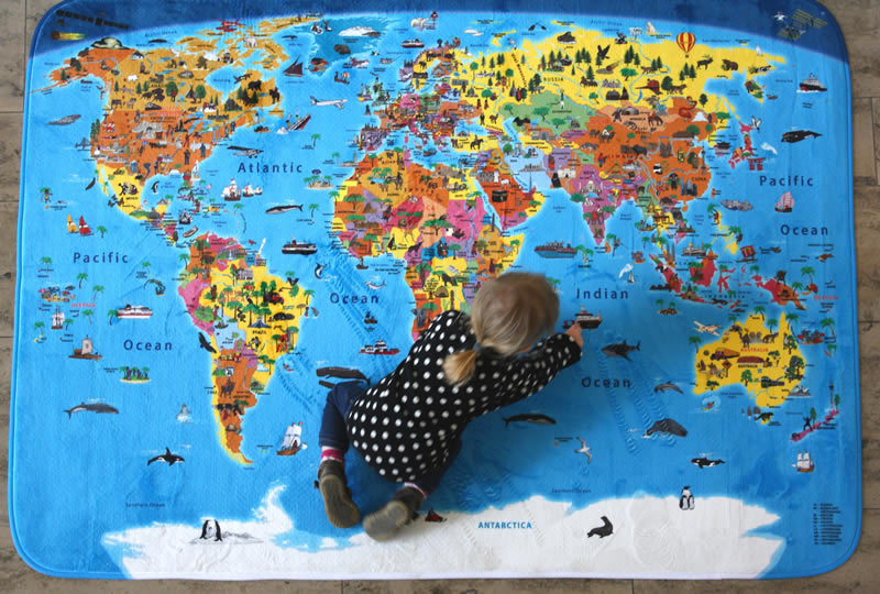 immagine di mappa mappa Grande tappeto morbido per bambini decorato con la mappa del mondo, con disegni di animali, attrazioni e luoghi famosi di tutti i paesi - tappeto da gioco 180 x 130 cm (certificato CE, ipoallergenico, con inchiostri senza solventi, adatto per attività ludiche e didattiche) - Edizione Dicembre 2024