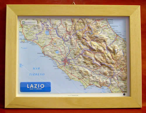 immagine di mappa in rilievo mappa in rilievo Lazio - mappa in rilievo con cartografia fisica e politica, con rete stradale, confini, città e luoghi di interesse - con cornice in legno - 24,5 x 33,5 cm - edizione 2023