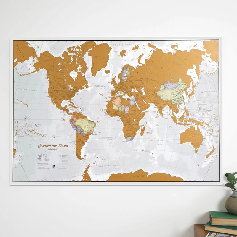 immagine di mappa murale mappa murale Planisfero da grattare! (Scratch Off World Map) - Gratta e Scopri il Mondo - mappa murale personalizzabile con cartografia di alta qualità, dettagliata e aggiornata - il regalo ideale per appassionati di viaggi - 84 x 60 cm - edizione Dicembre 2024